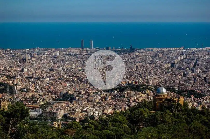 Vista exterior de Local en venda en Barcelona amb Aire condicionat i Calefacció