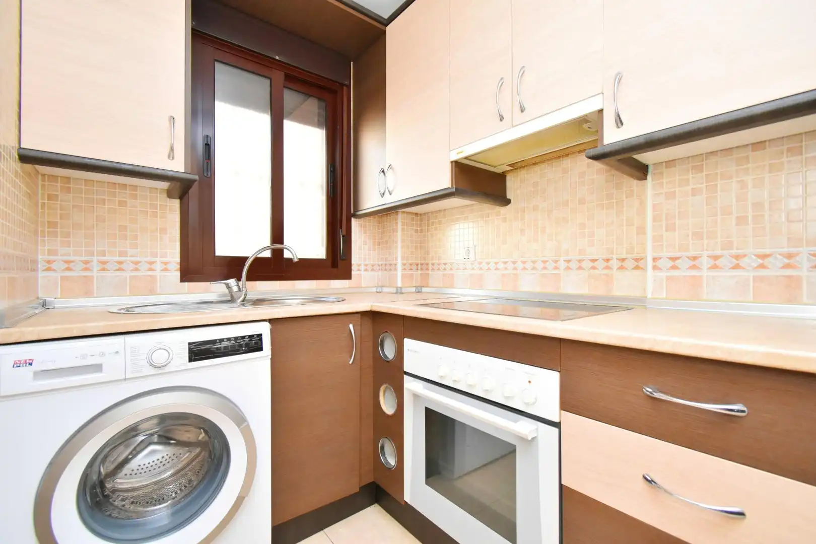 Küche von Wohnung zum Verkauf in Dalías mit Privatgarten, Terrasse und Abstellraum