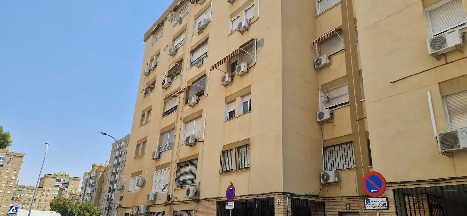 Vista exterior de Planta baixa en venda en Sevilla amb Aire condicionat