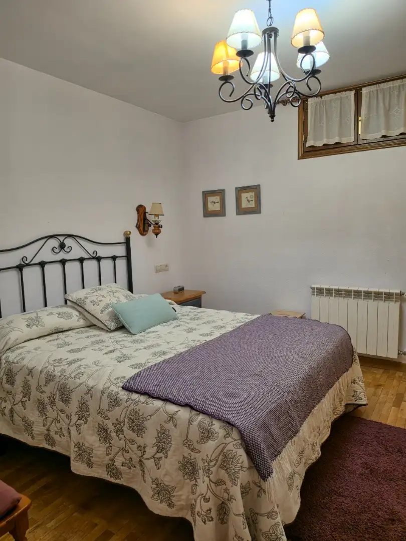 Schlafzimmer von Wohnungen zur Miete in Biescas mit Klimaanlage, Heizung und Parkett