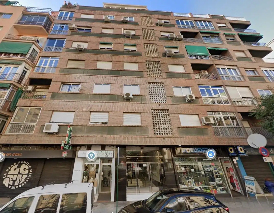 Vista exterior de Pis en venda en Granada amb Calefacció i Balcó
