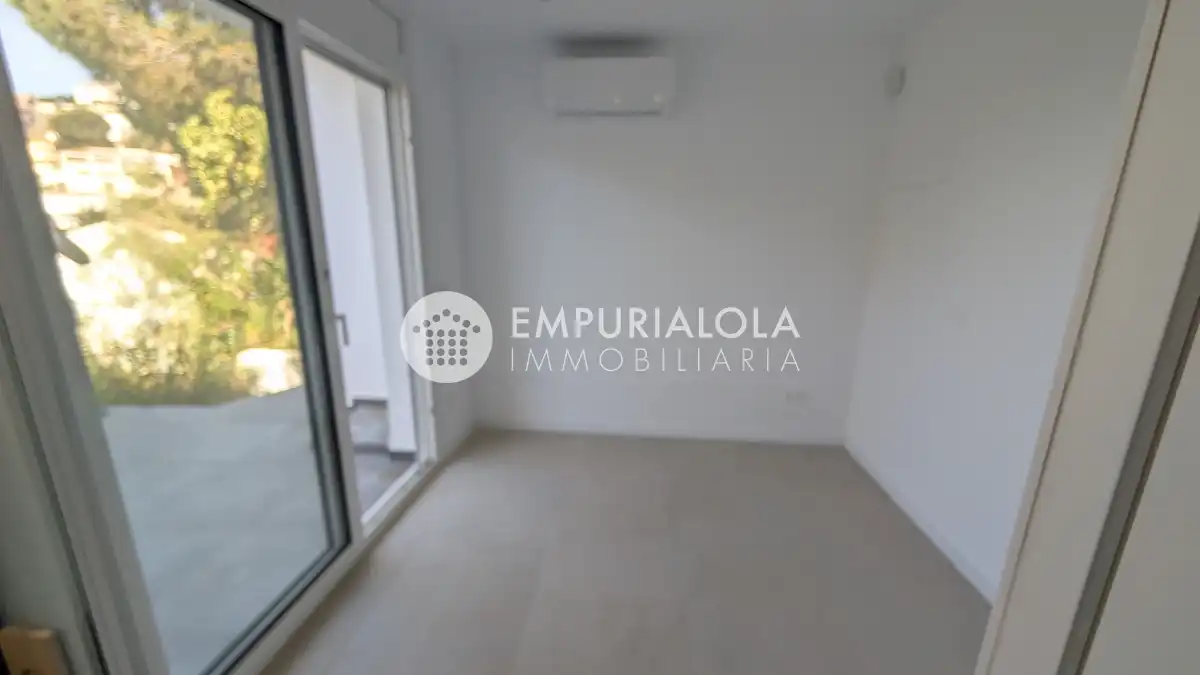 Houses for sale in Roses  with Air Conditioner and Private garden