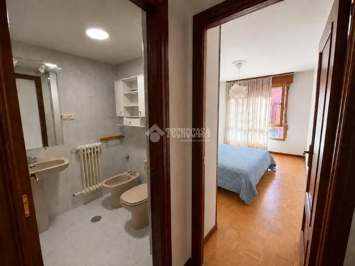 Dormitori de Pis en venda en León Capital  amb Calefacció, Parquet i Terrassa
