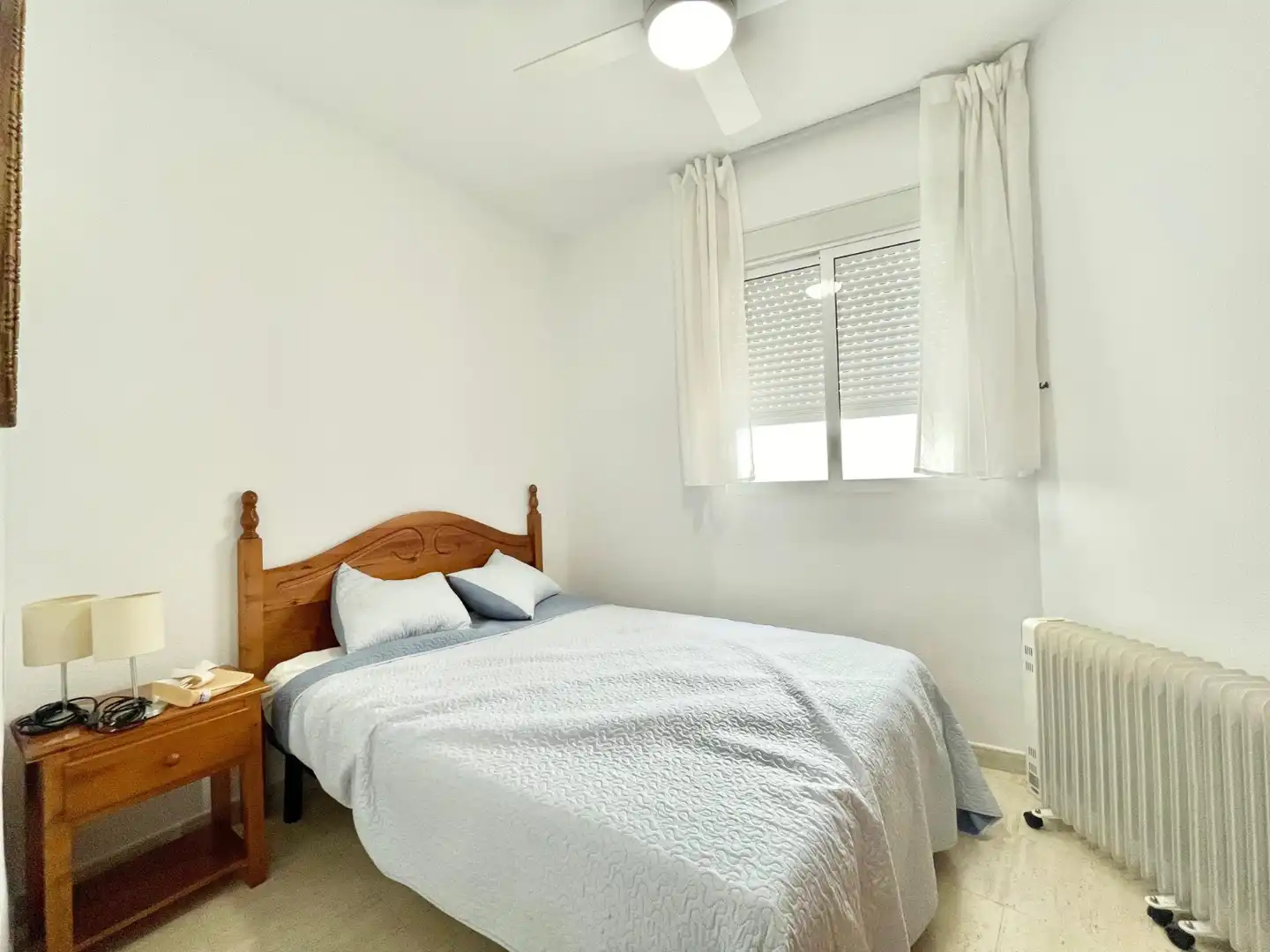 Dormitori de Apartament de lloguer en Torrevieja amb Calefacció, Terrassa i Piscina