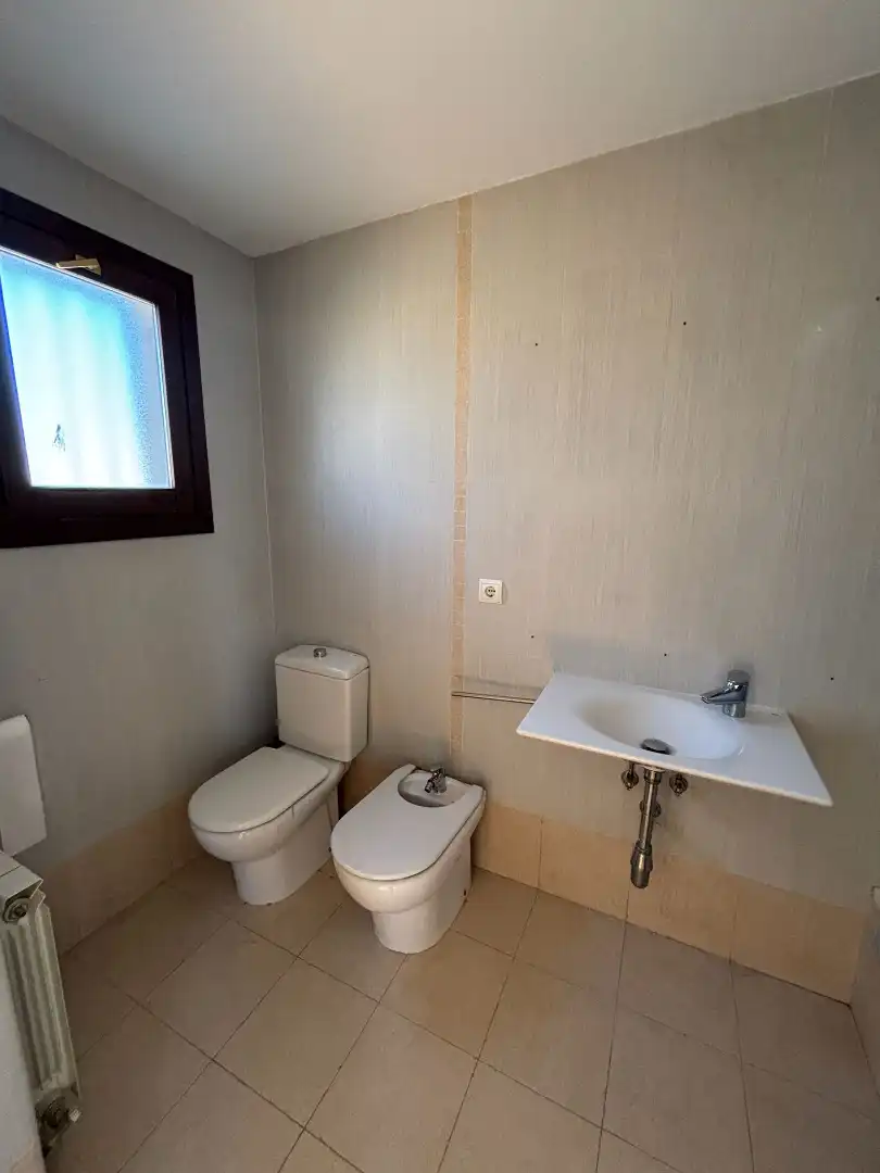Baño de Piso de alquiler en Zaragoza con Calefacción, Parquet y Terraza