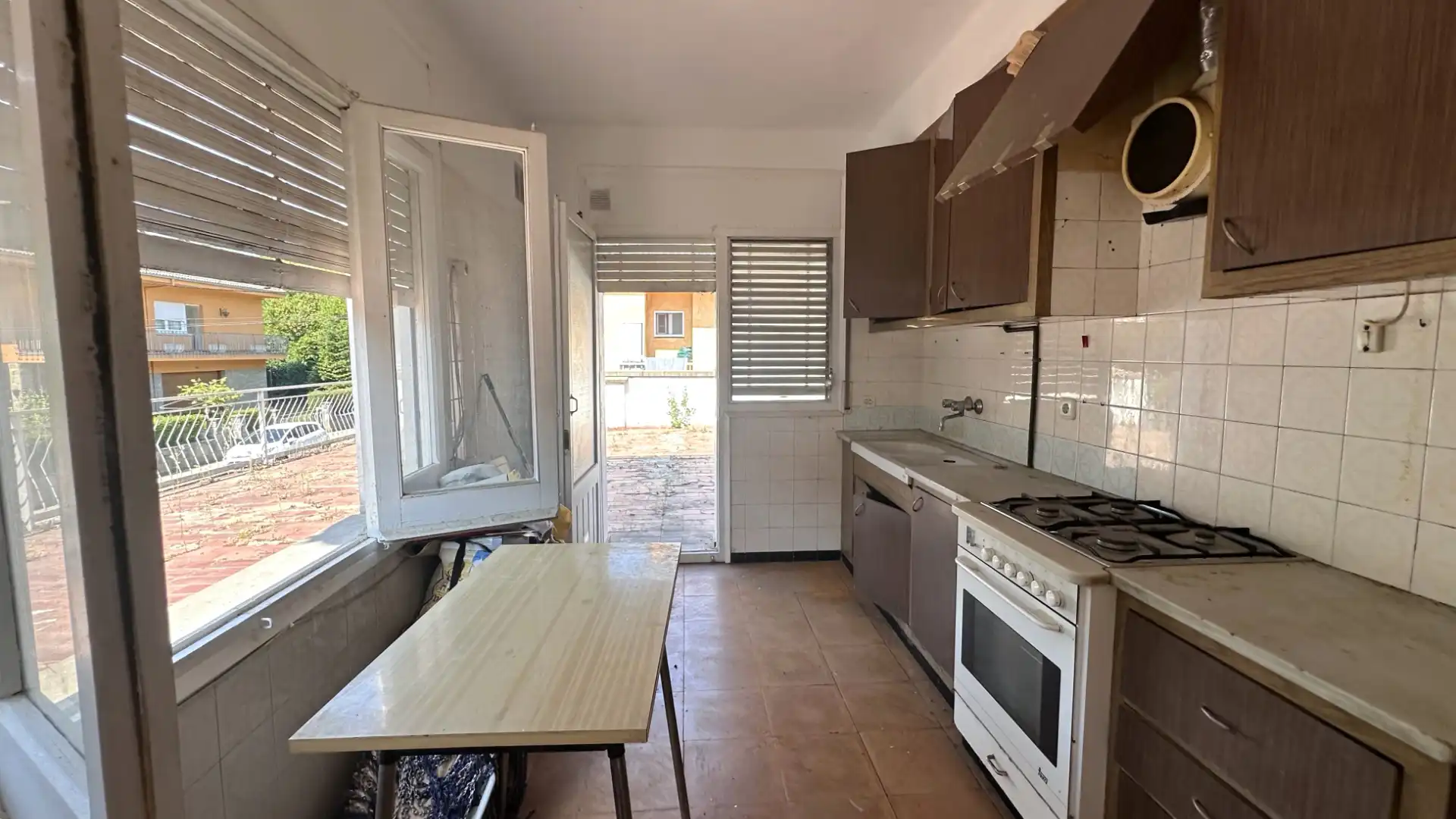 Küche von Einfamilien-Reihenhaus zum Verkauf in Sant Joan Les Fonts mit Heizung, Terrasse und Ofen
