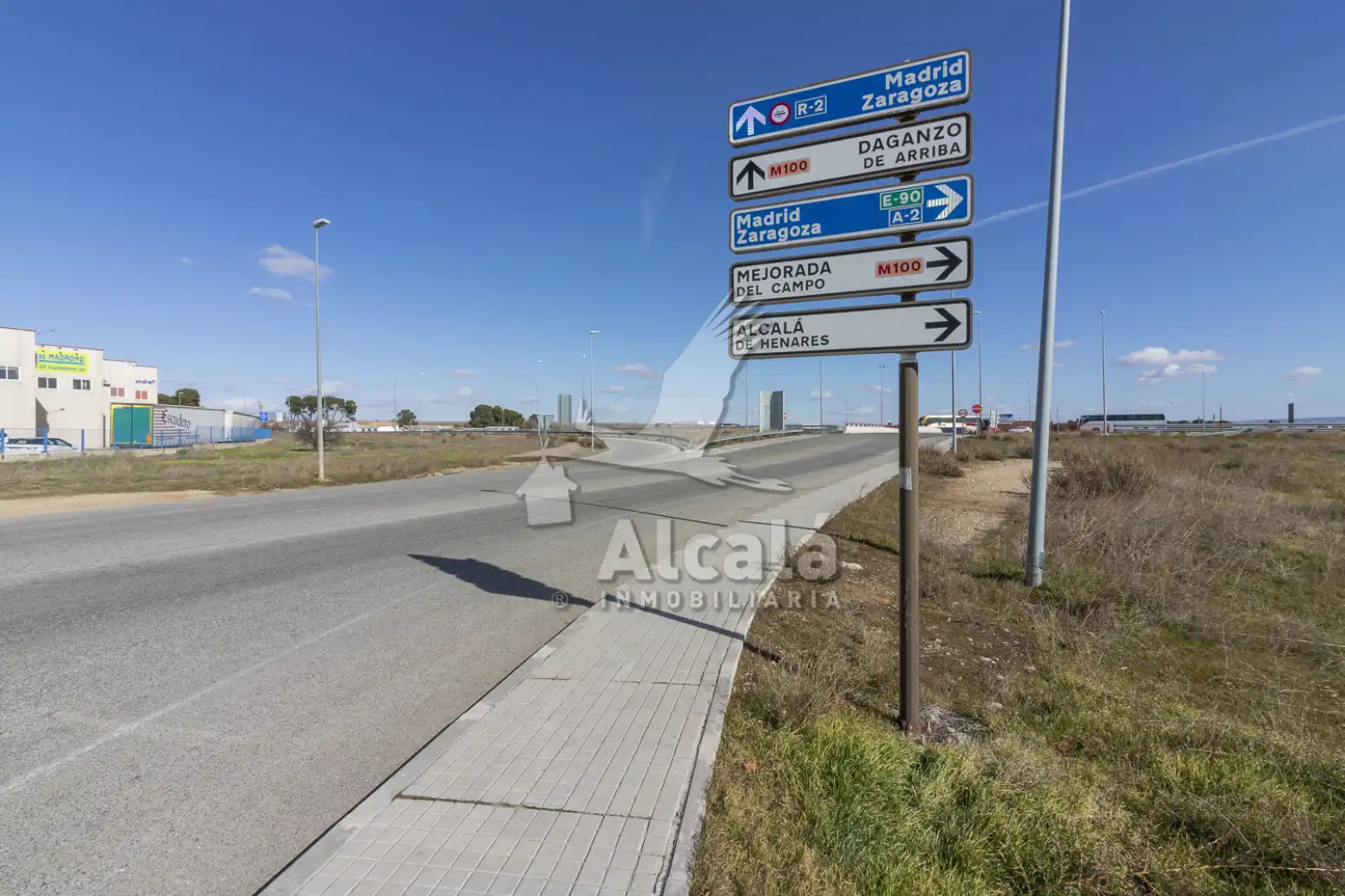 Vista exterior de Nave industrial en venta en Alcalá de Henares