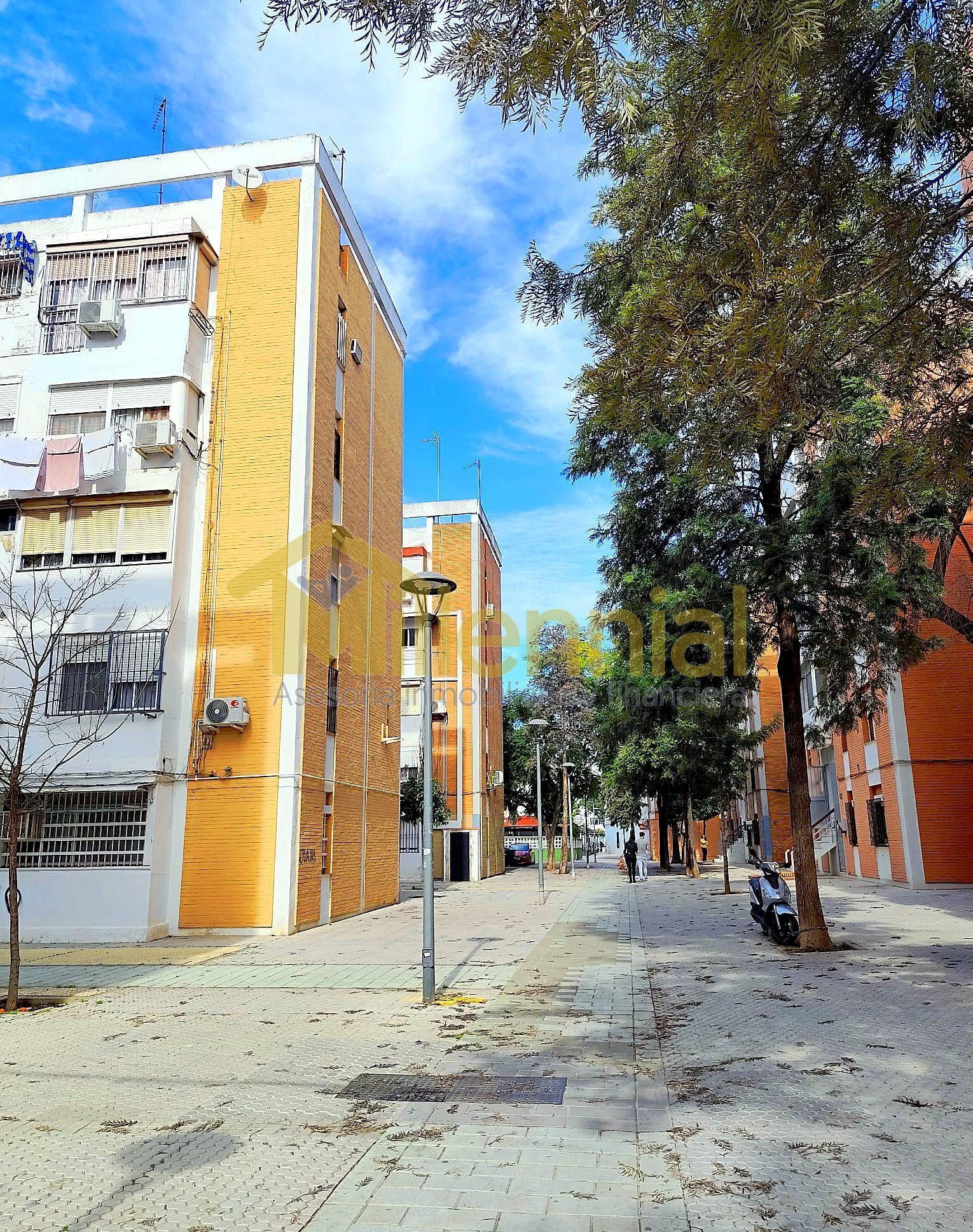 Exterior view of Flat for sale in  Sevilla Capital  with Air Conditioner