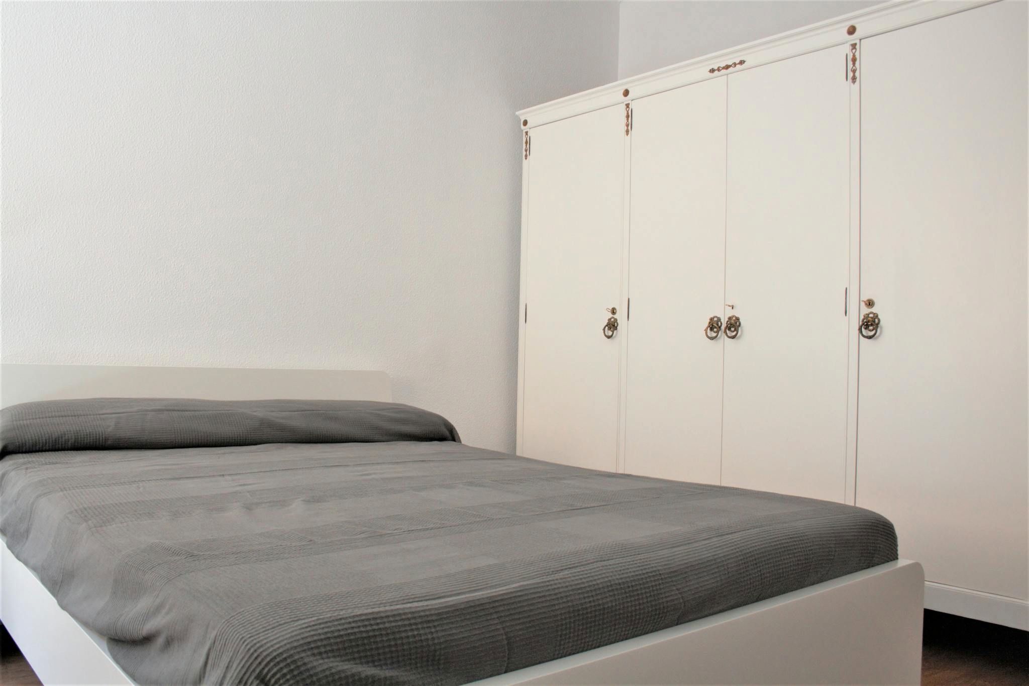 Bedroom of Flat to share in  Sevilla Capital  with Air Conditioner, Furnished and Washing machine