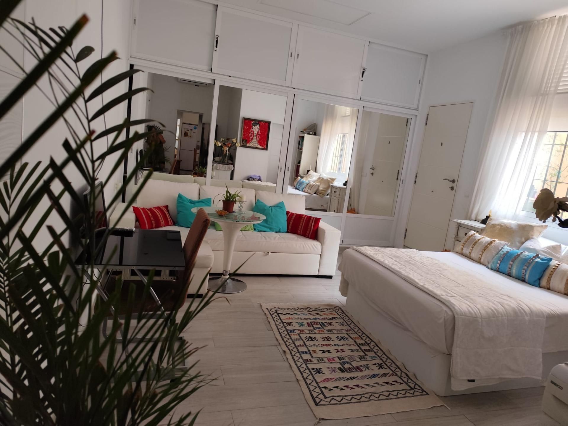 Study to rent in Calle Rodrigo de Triana, Centro ciudad