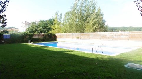 VENTA DE PISO DÚPLEX DE 4 HAB. CON PISCINA COMUNITARIA EN BESCANÓ GIRONA