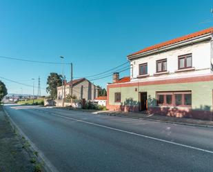 Vista exterior de Casa o xalet en venda en Avilés amb Jardí privat, Traster i Alarma