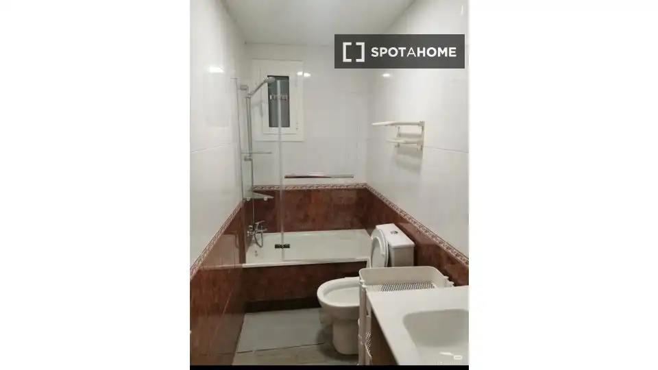 Badezimmer von Wohnung zur Miete in L'Hospitalet de Llobregat mit Klimaanlage, Heizung und Möbliert
