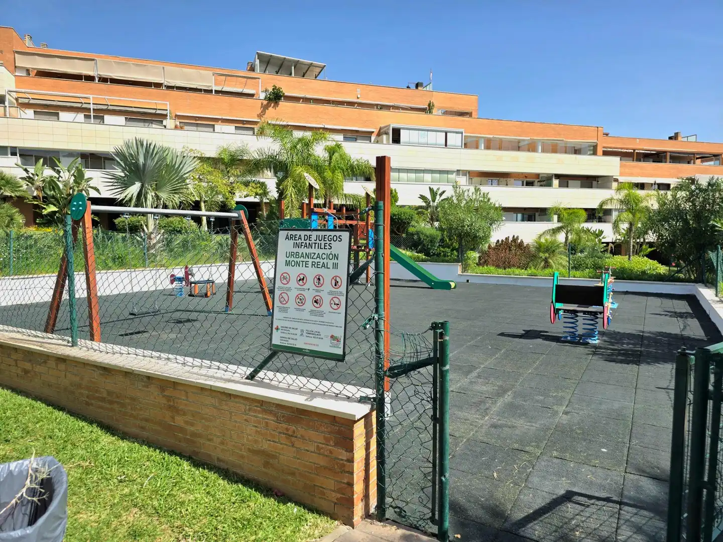 Parking de Apartamento de alquiler en Torremolinos con Aire acondicionado, Calefacción y Jardín privado