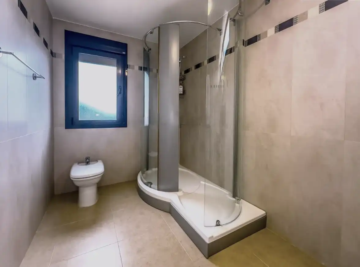Baño de Casa o chalet en venta en Colmenar del Arroyo con Aire acondicionado, Calefacción y Piscina