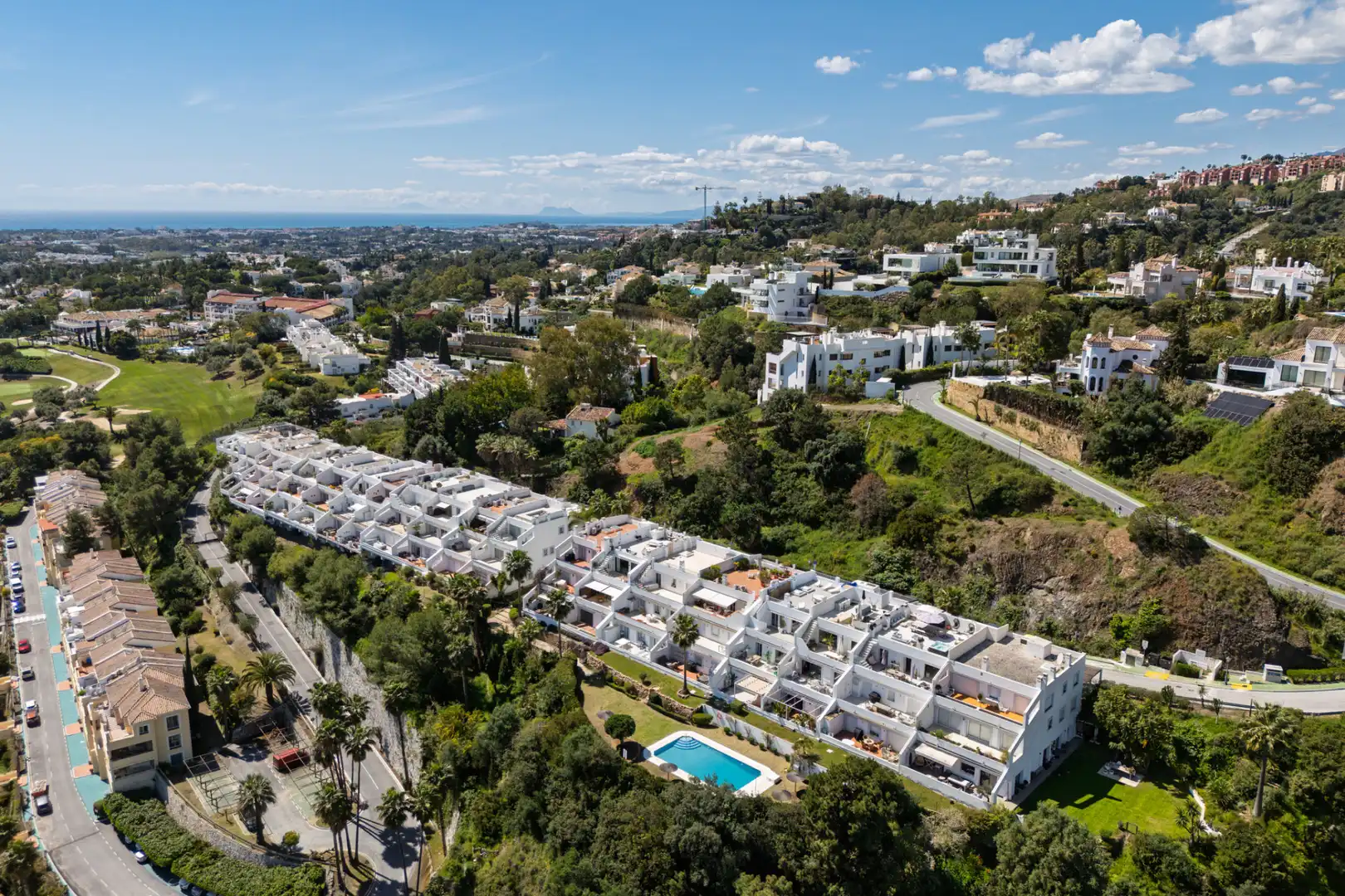 Vista exterior de Ático en venta en Benahavís con Aire acondicionado, Terraza y Piscina
