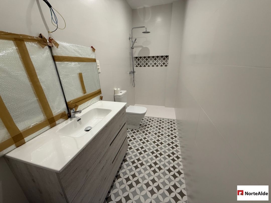Bathroom of Flat for sale in Barakaldo   with Heating