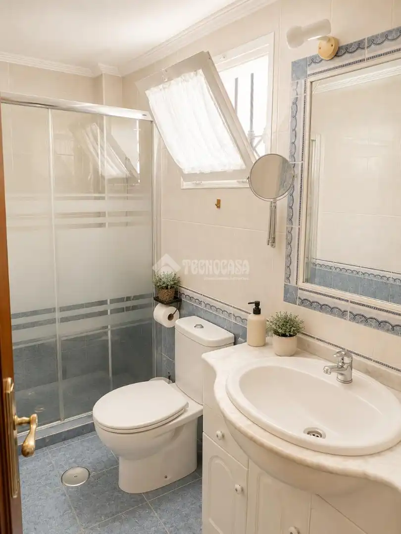 Baño de Casa adosada en venta en Sevilla con Aire acondicionado, Terraza y Balcón
