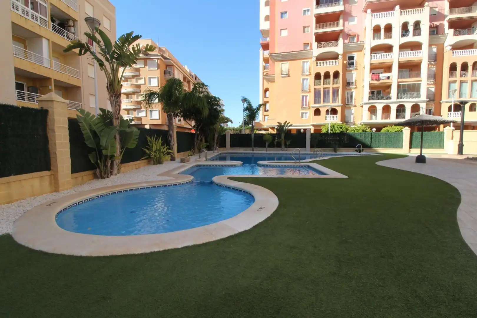 Piscina de Apartamento en venta en Torrevieja con Aire acondicionado, Terraza y Amueblado