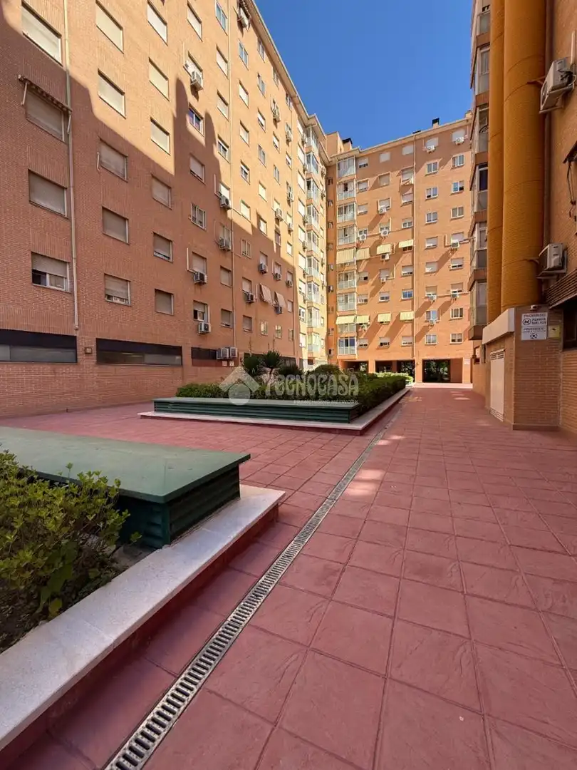 Vista exterior de Pis en venda en Madrid amb Aire condicionat, Moblat i Alarma