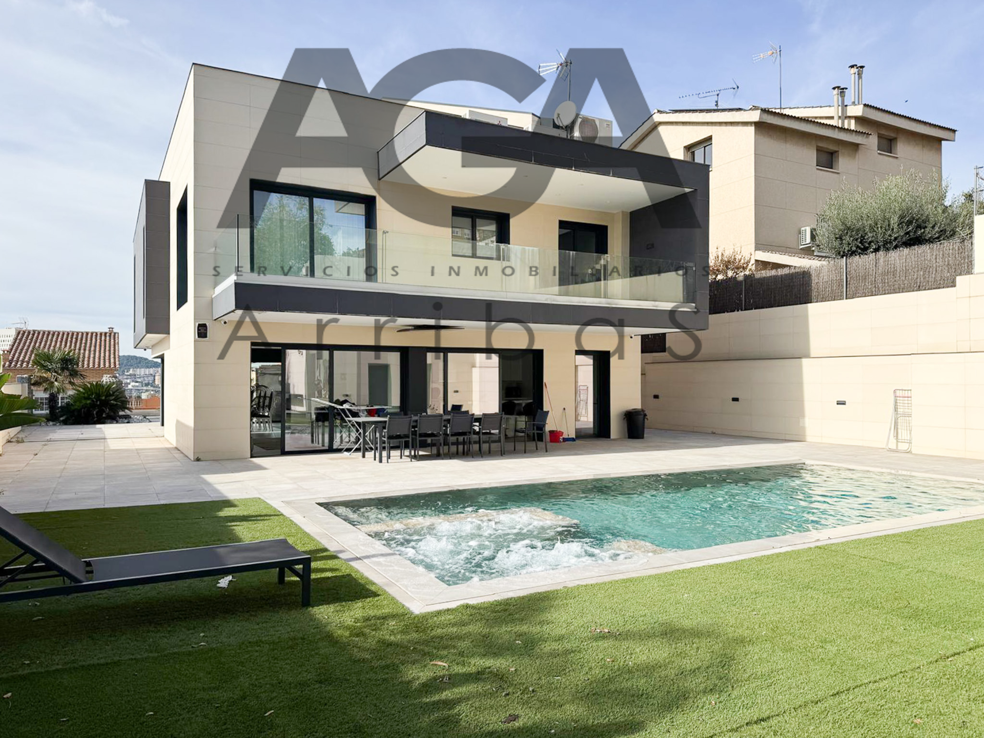 Vista exterior de Casa o chalet en venta en Santa Coloma de Gramenet con Aire acondicionado, Terraza y Trastero