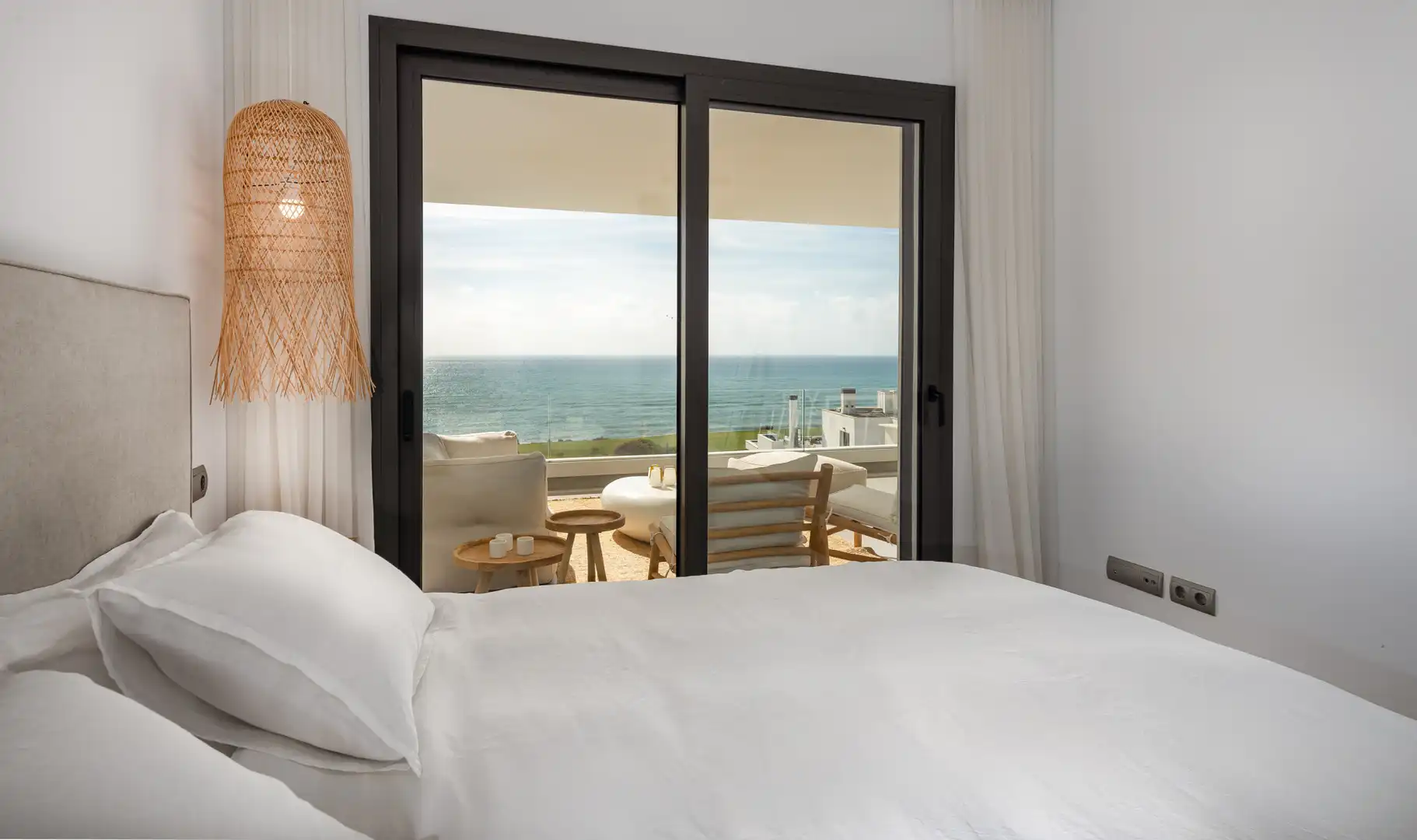 Schlafzimmer von Wohnungen zum Verkauf in La Alcaidesa mit Klimaanlage, Terrasse und Abstellraum