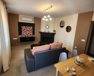 Sala d'estar de Casa o xalet de lloguer en Cártama amb Aire condicionat, Terrassa i Moblat