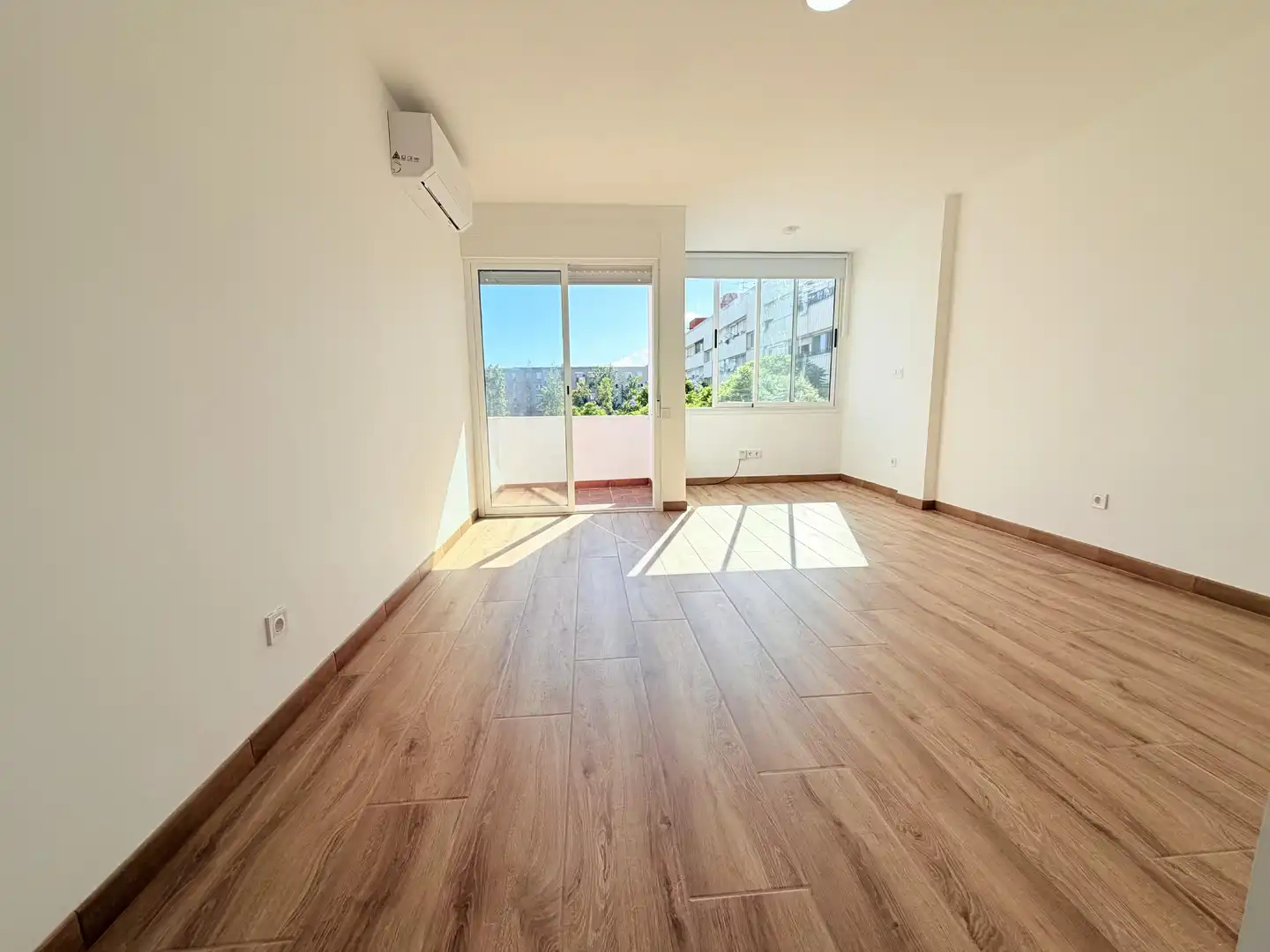 Living room of Apartments for rent in Sant Adrià de Besòs  with Air Conditioner and Balcony