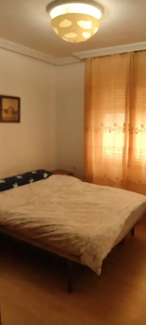 Schlafzimmer von Wohnung zur Miete in Sevilla mit Balkon