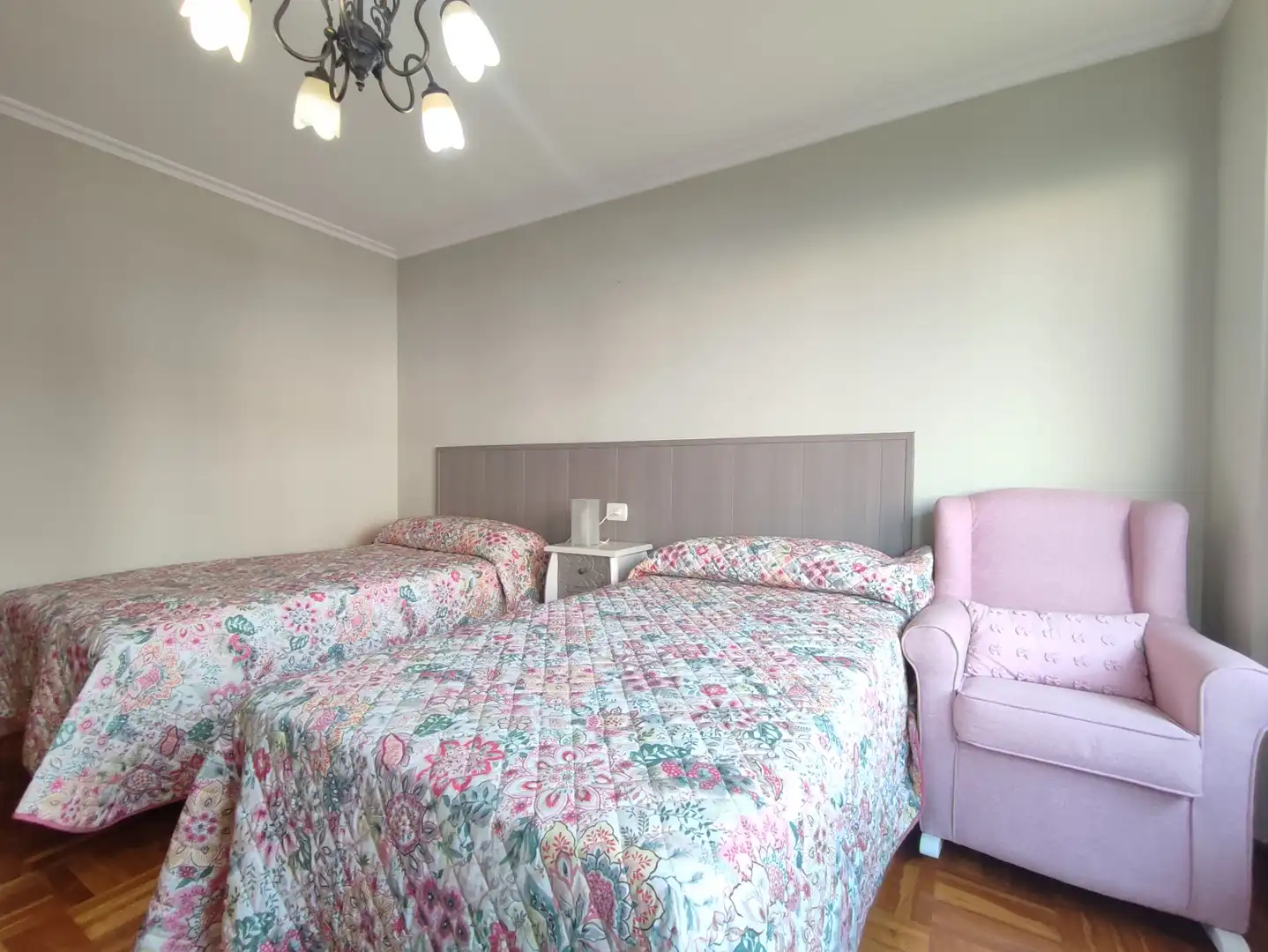 Habitación de Piso de alquiler en Gijón  con Calefacción, Parquet y Amueblado