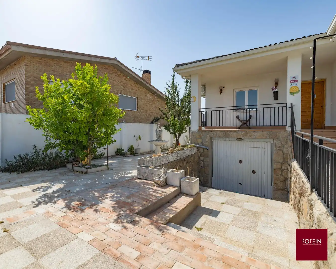 Exterior view of Houses for sale in Galápagos  with Air Conditioner, Heating and Private garden