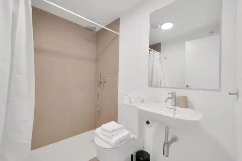 Baño de Casa adosada de alquiler en Estepona con Aire acondicionado, Jardín privado y Terraza