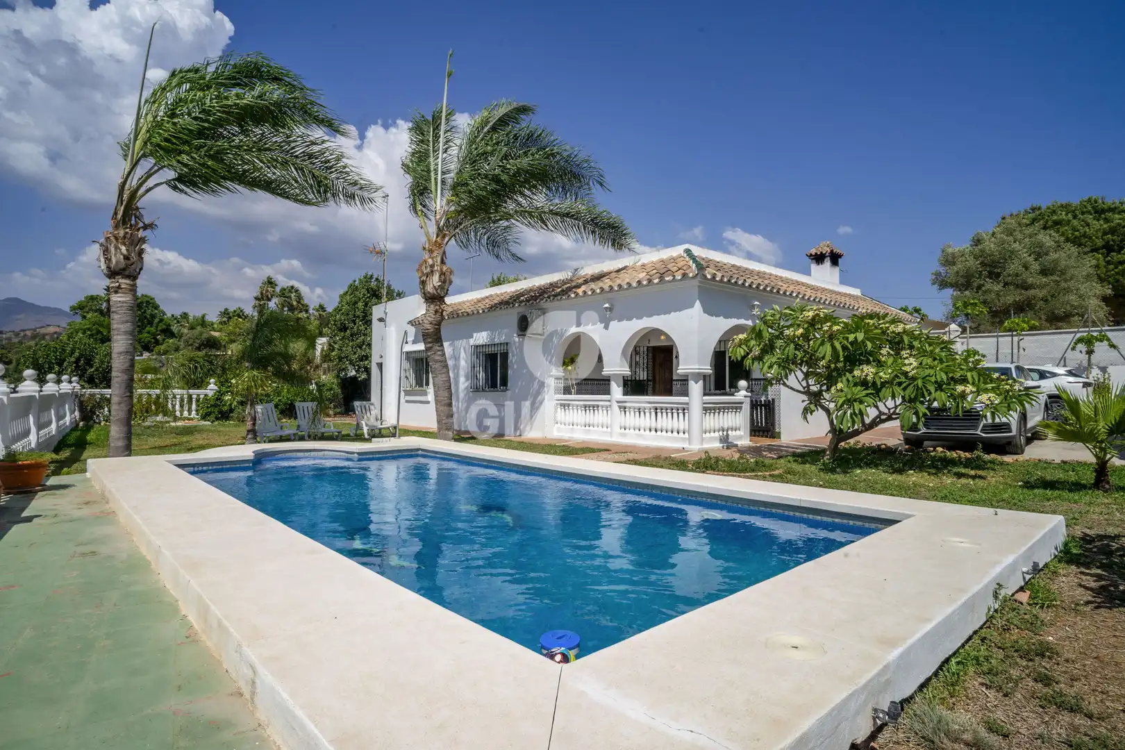 Vista exterior de Casa o xalet en venda en Estepona amb Jardí privat i Piscina