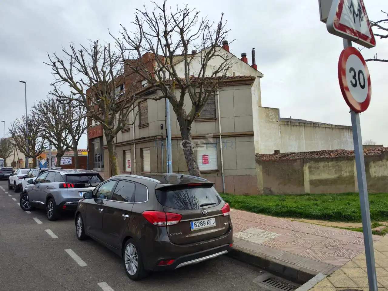 Vista exterior de Casa o xalet en venda en León Capital  amb Jardí privat i Traster