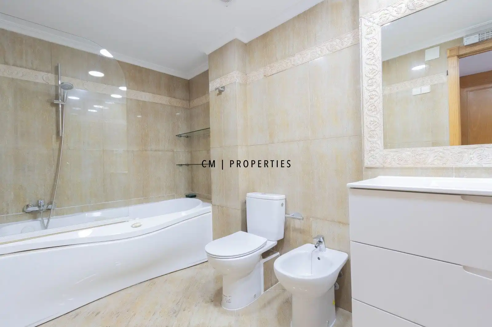 Bathroom of Flat for rent in Valencia  with Air Conditioner, Heating and Storage room