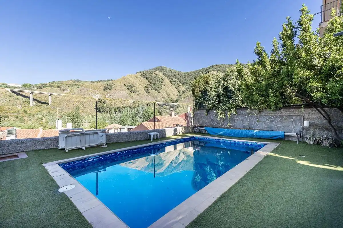Piscina de Casa o xalet en venda en Pinos Genil amb Aire condicionat, Calefacció i Jardí privat