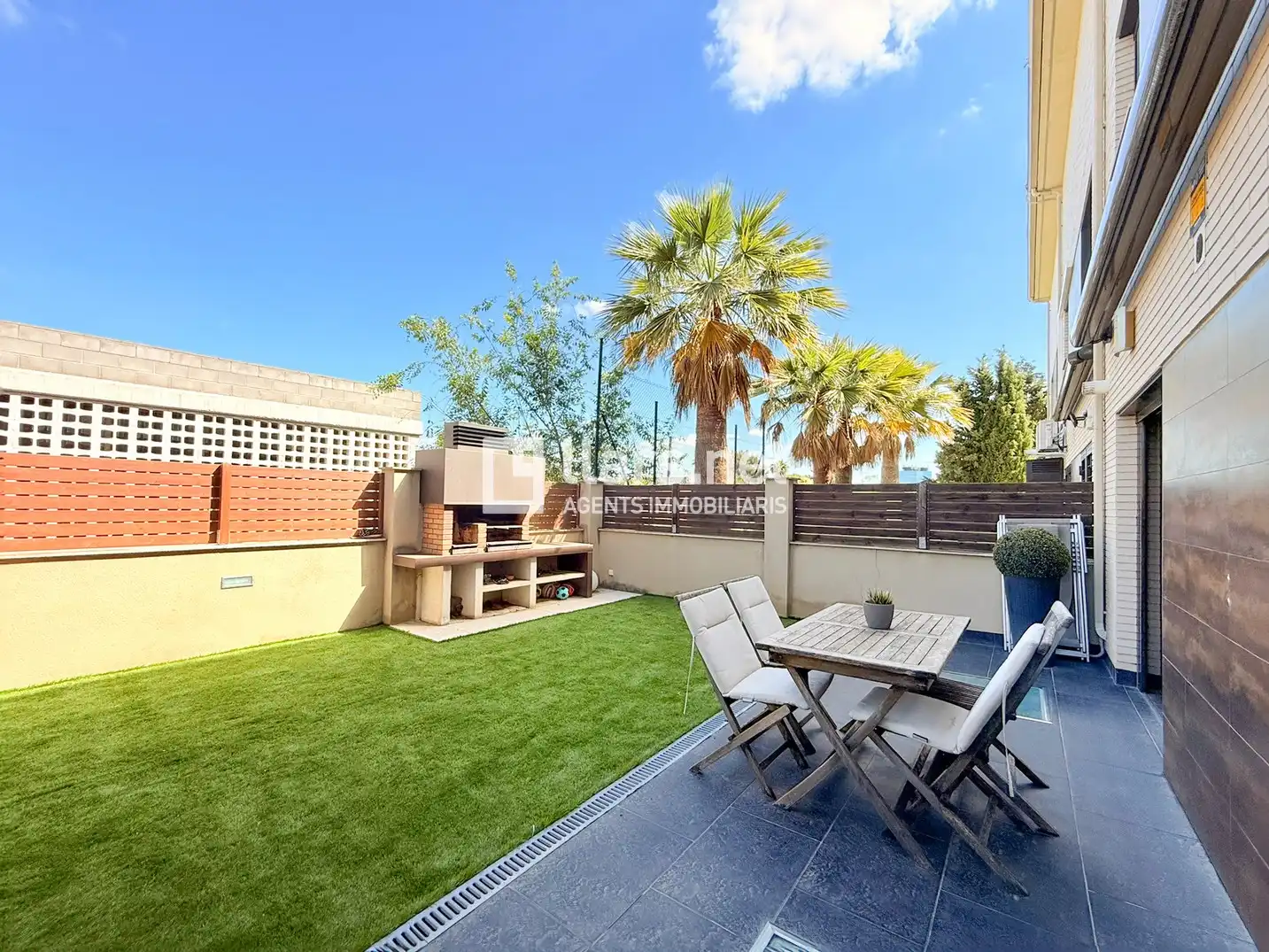 Terrasse von Einfamilien-Reihenhaus zum Verkauf in Vilanova i la Geltrú mit Klimaanlage, Heizung und Parkett