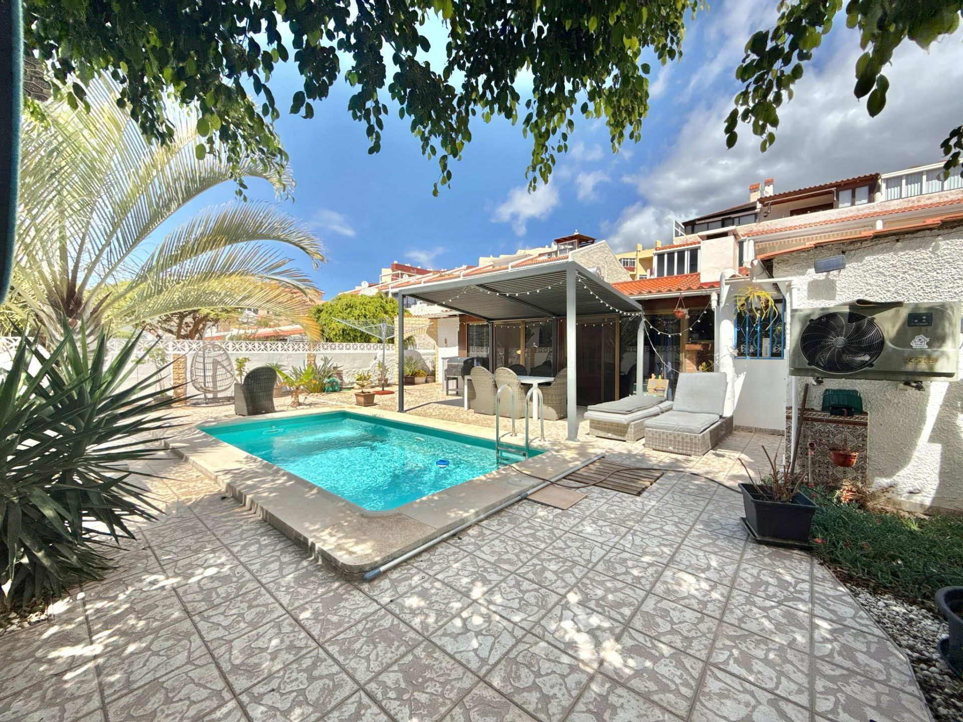 Vista exterior de Casa o xalet en venda en Adeje amb Jardí privat, Terrassa i Traster