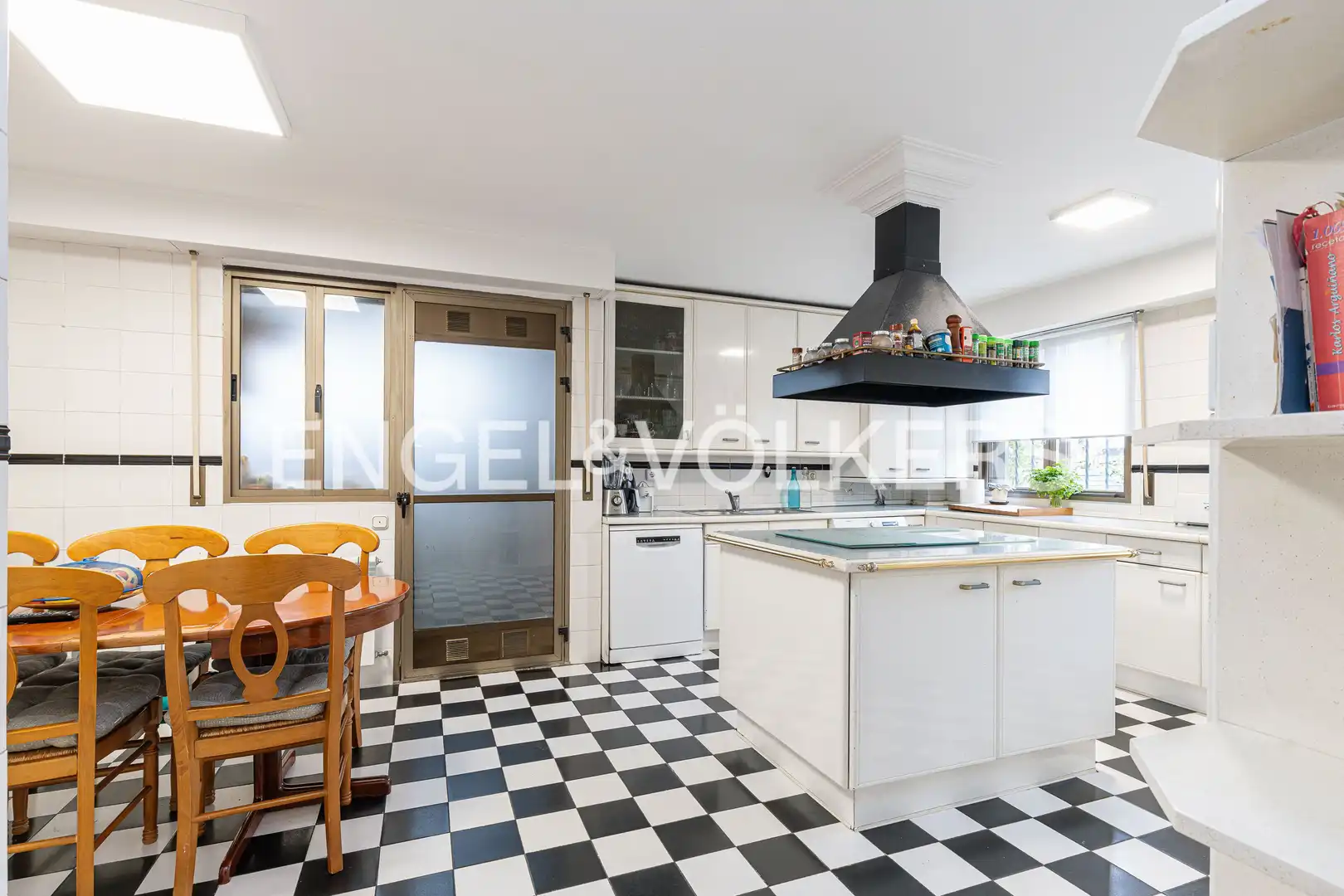 Cocina de Casa o chalet en venta en Pozuelo de Alarcón con Calefacción, Jardín privado y Terraza