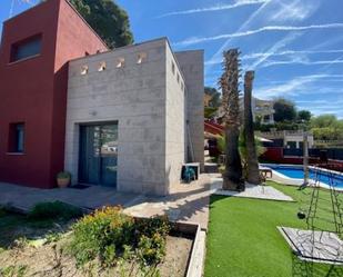 Vista exterior de Casa o xalet en venda en Cabrils amb Aire condicionat, Terrassa i Piscina