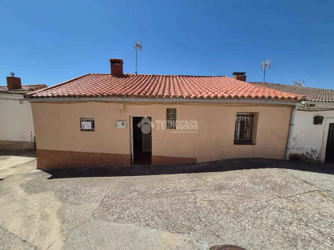Außenansicht von Einfamilien-Reihenhaus zum Verkauf in Cendejas de la Torre mit Heizung und Terrasse