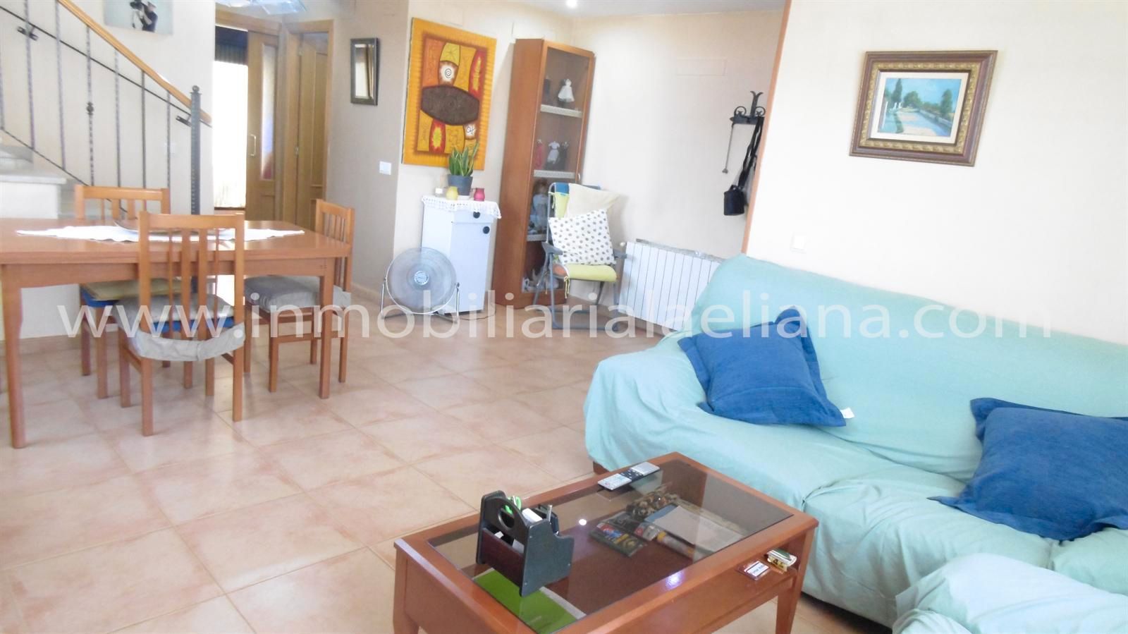 Sala de estar de Casa adosada en venta en L'Eliana con Aire acondicionado, Terraza y Trastero