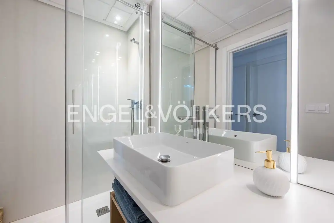 Badezimmer von Dachboden zum Verkauf in Oliva mit Klimaanlage, Heizung und Terrasse