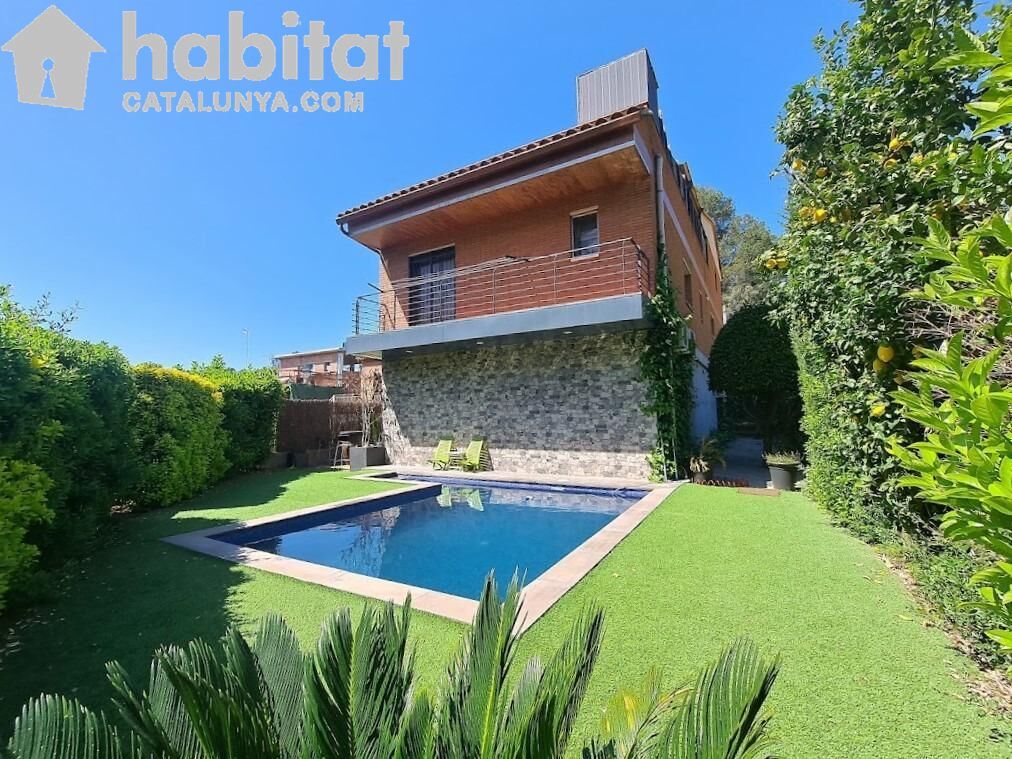 Vista exterior de Casa o xalet en venda en Sant Esteve Sesrovires amb Aire condicionat, Calefacció i Jardí privat
