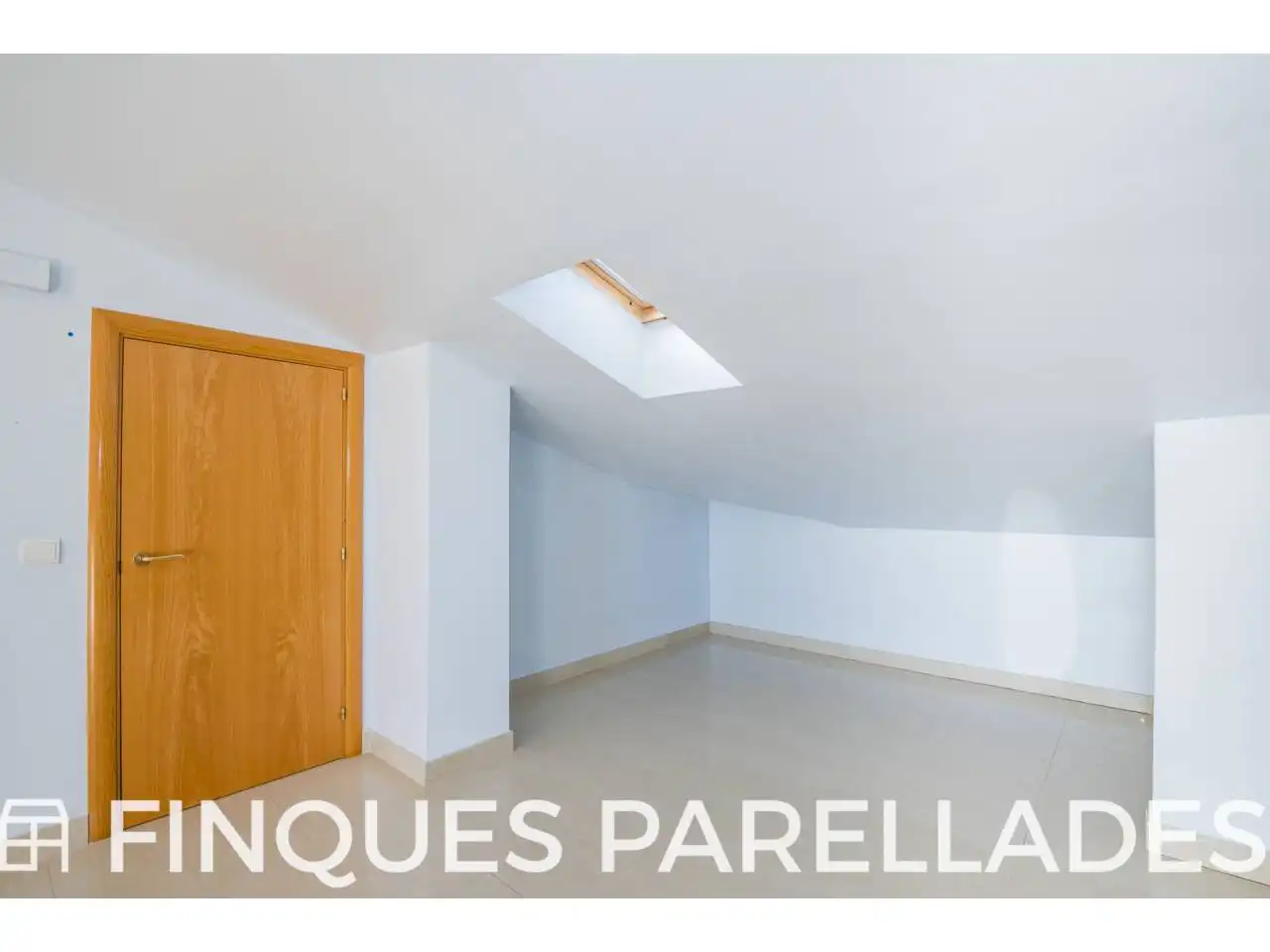 Schlafzimmer von Dachboden zum Verkauf in Sitges mit Heizung, Terrasse und Abstellraum