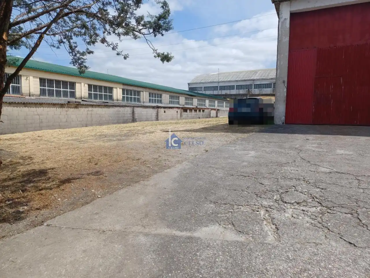 Vista exterior de Nau industrial en venda en San Cibrao das Viñas