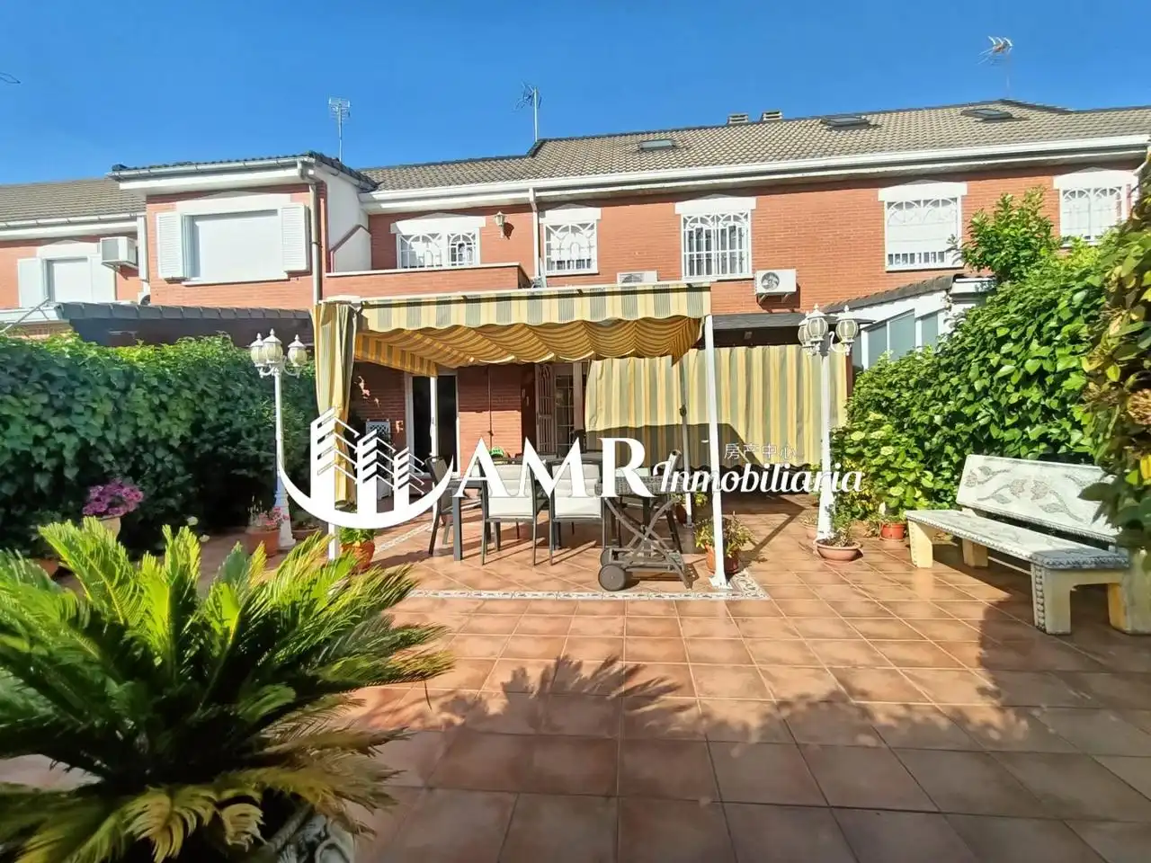 Terrasse von Einfamilien-Reihenhaus zum Verkauf in Parla mit Klimaanlage, Heizung und Privatgarten