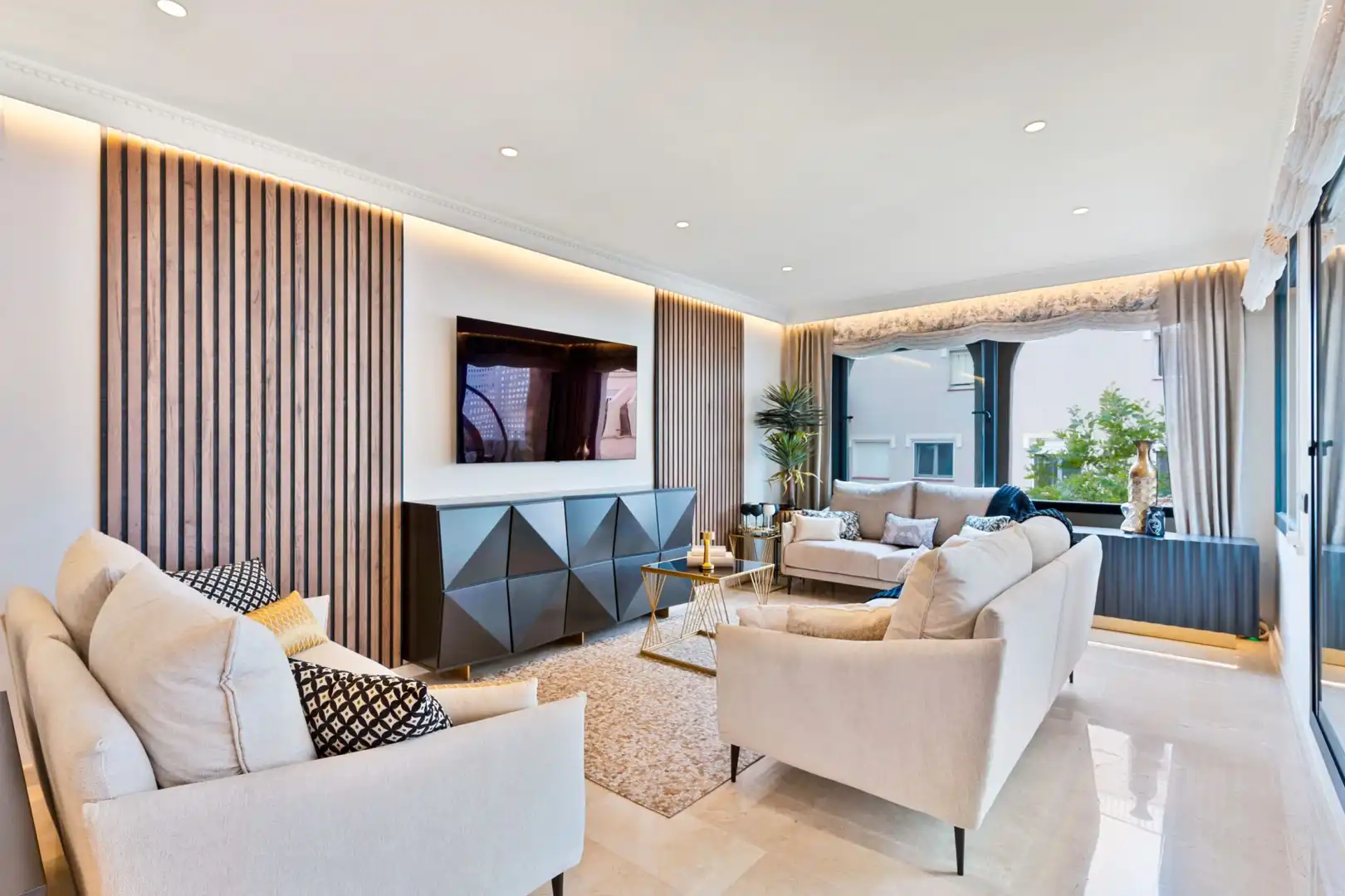 Living room of Attic for sale in Marbella  with Air Conditioner, Terrace and Furnished