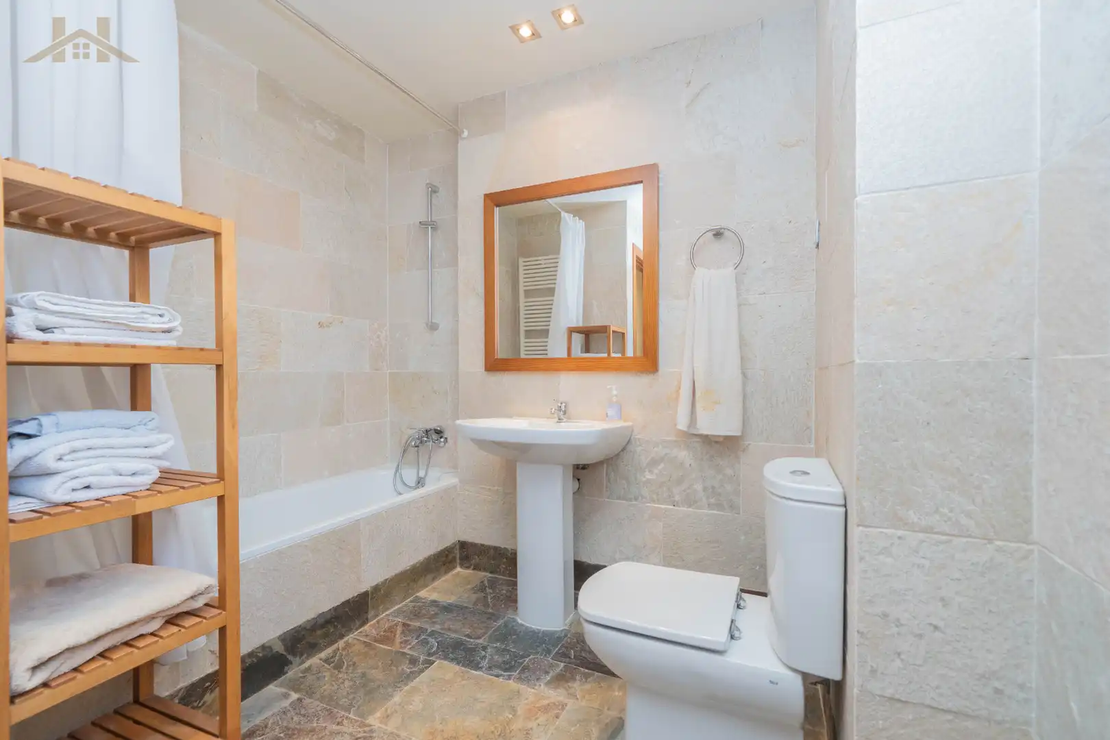 Badezimmer von Maisonette zum Verkauf in San Lorenzo de El Escorial mit Heizung, Terrasse und Abstellraum