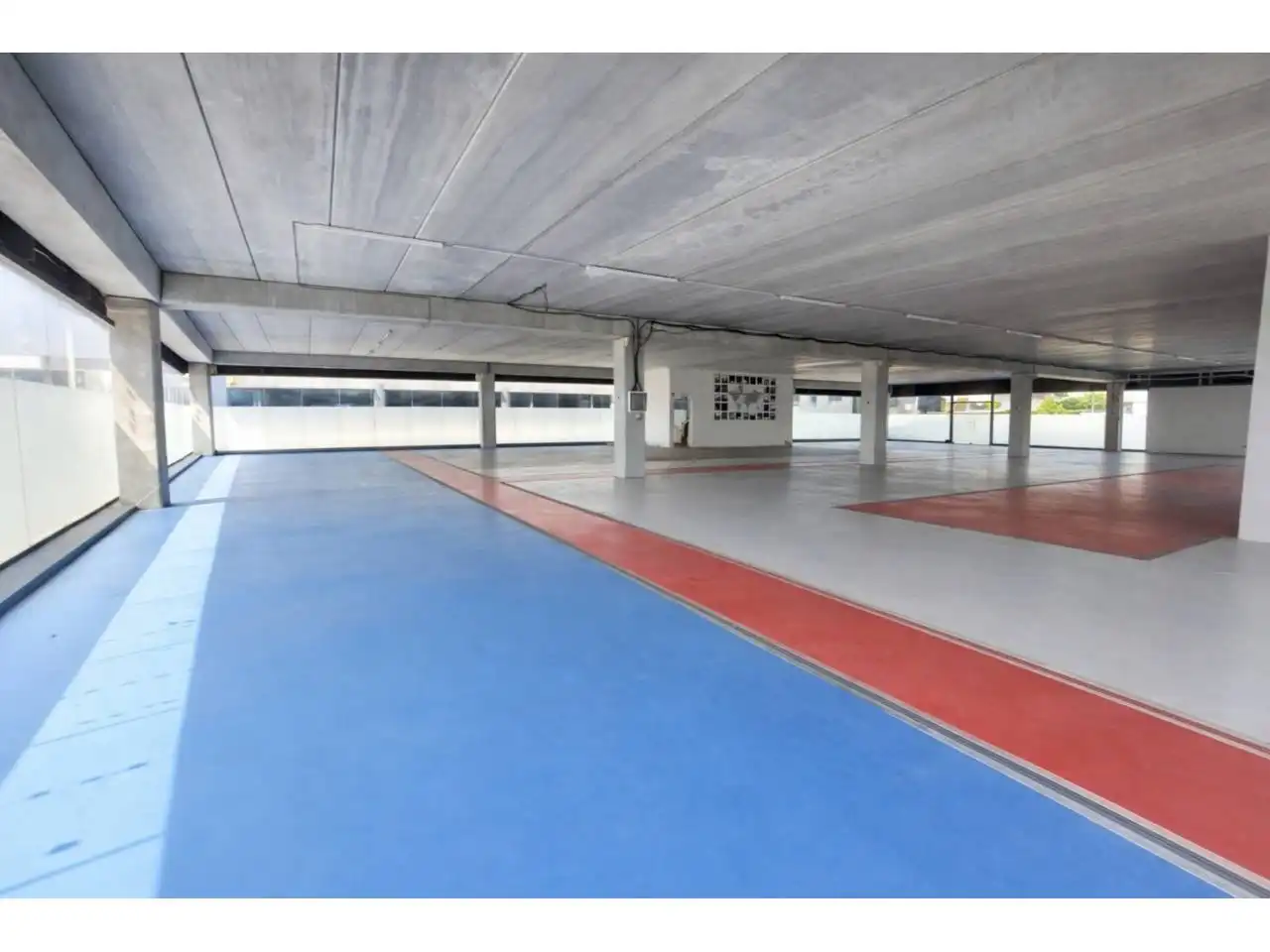 Parkplatz von Fabrikhallen zum Verkauf in Gurb